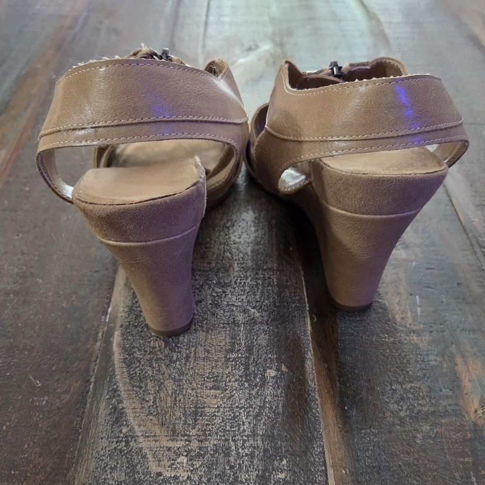 🎈2/$15 Women's Tan Wedge Sandals - Picture 3 of 7